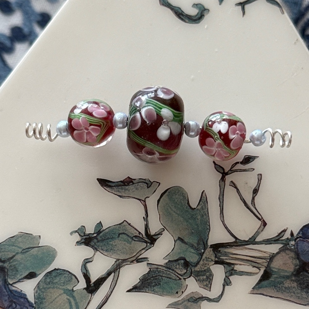 Elegant Floral Glass Bead Bracelet